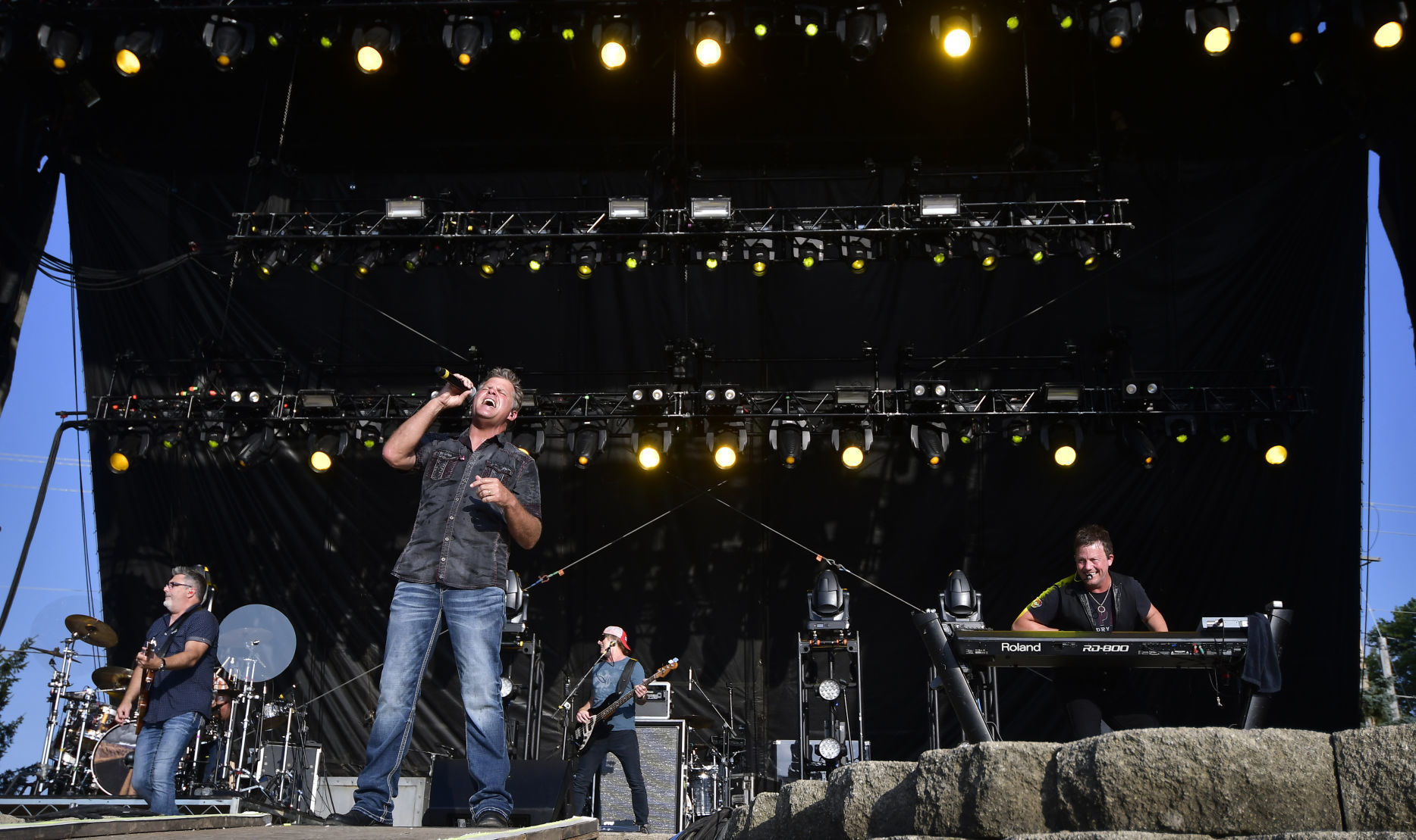 COUNTRY THUNDER